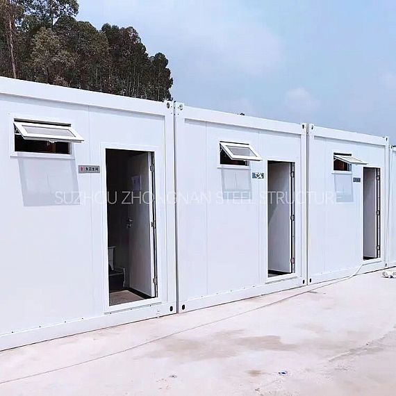 Baño público de contenedores prefabricados